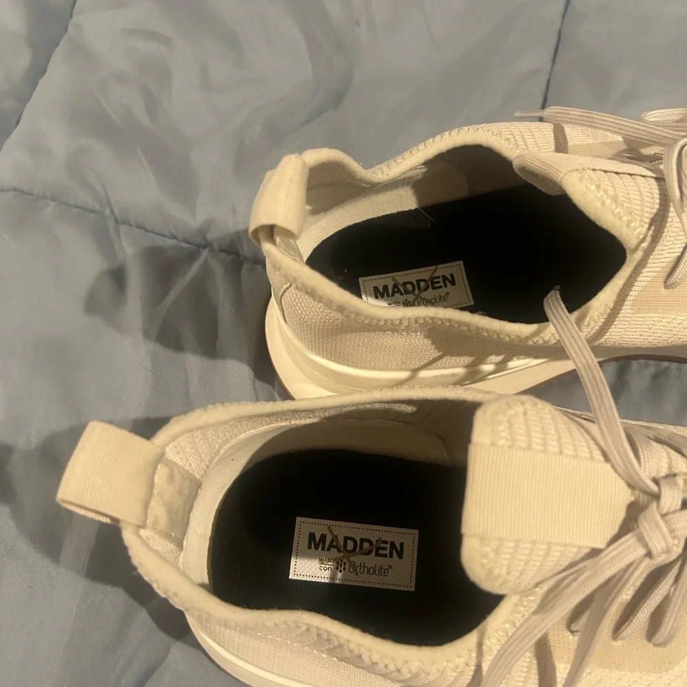 NWT Women’s Size 12 Madden M-Kelleb Ortholite Shoes
